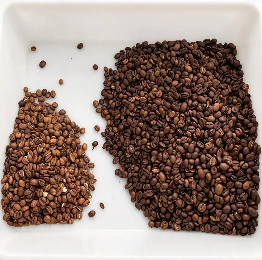 Before and after sorting comparison of roasted coffee beans with low breakage by belt-type color sorter
